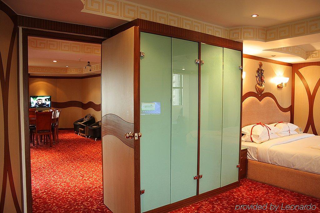 The Checkers Hotel Ченай Екстериор снимка