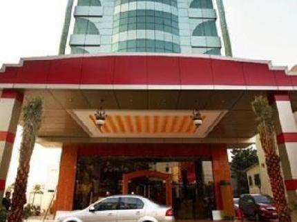 The Checkers Hotel Ченай Екстериор снимка